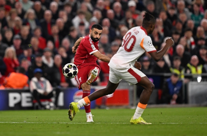 Salah (đỏ) dứt điểm thành bàn trong trận gặp Galatasaray, trên sân Anfield, Liverpool, Anh hôm 18/3. Ảnh: Reuters