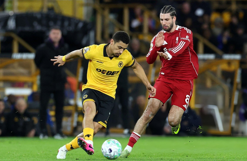 Liverpool sảy chân trước đội cuối bảng, Man Utd hưởng lợi lớn - 1