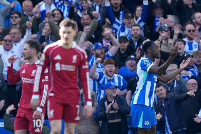 Cầu thủ Liverpool (đỏ) thất thần sau khi Welbeck hoàn tất cú đúp cho Brighton, trên sân Amex, Brighton, Anh hôm 21/3. Ảnh: Reuters