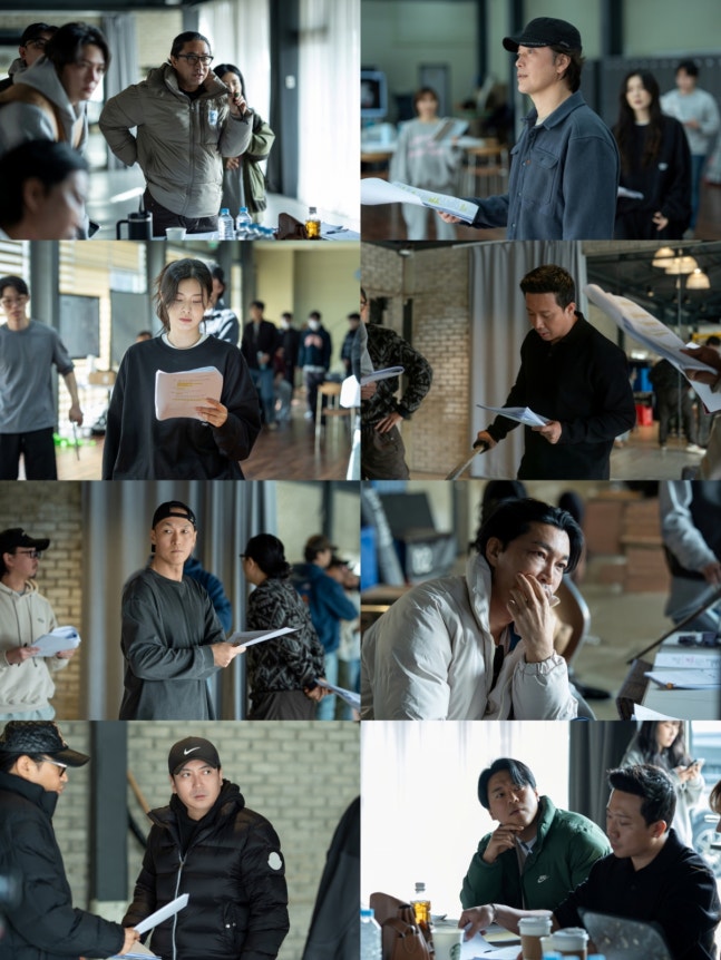Lộ ảnh Trấn Thành đọc kịch bản phim mới với Park Bo Gum, còn được báo Hàn gọi bằng 6 từ oách vô cùng- Ảnh 2.
