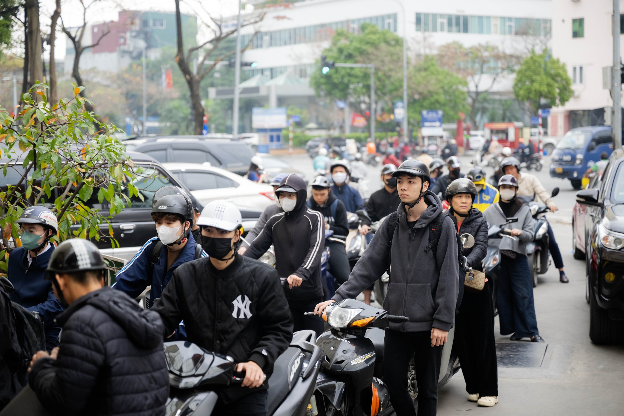 Lo giá xăng tăng mạnh vào chiều 5/3, người dân và nhiều shipper Hà Nội xếp hàng chờ đổ đầy xăng từ sớm- Ảnh 1.