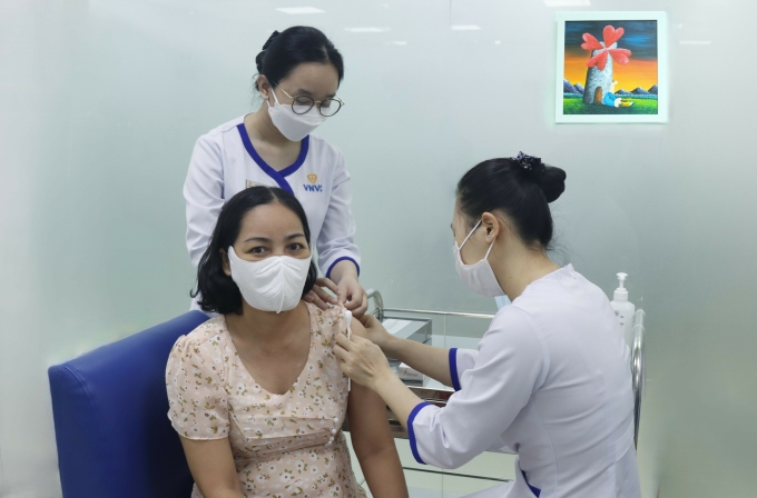 Chị Tâm tiêm ngừa vaccine sốt xuất huyết vào đầu tháng 3. Ảnh: Hoàng Dương