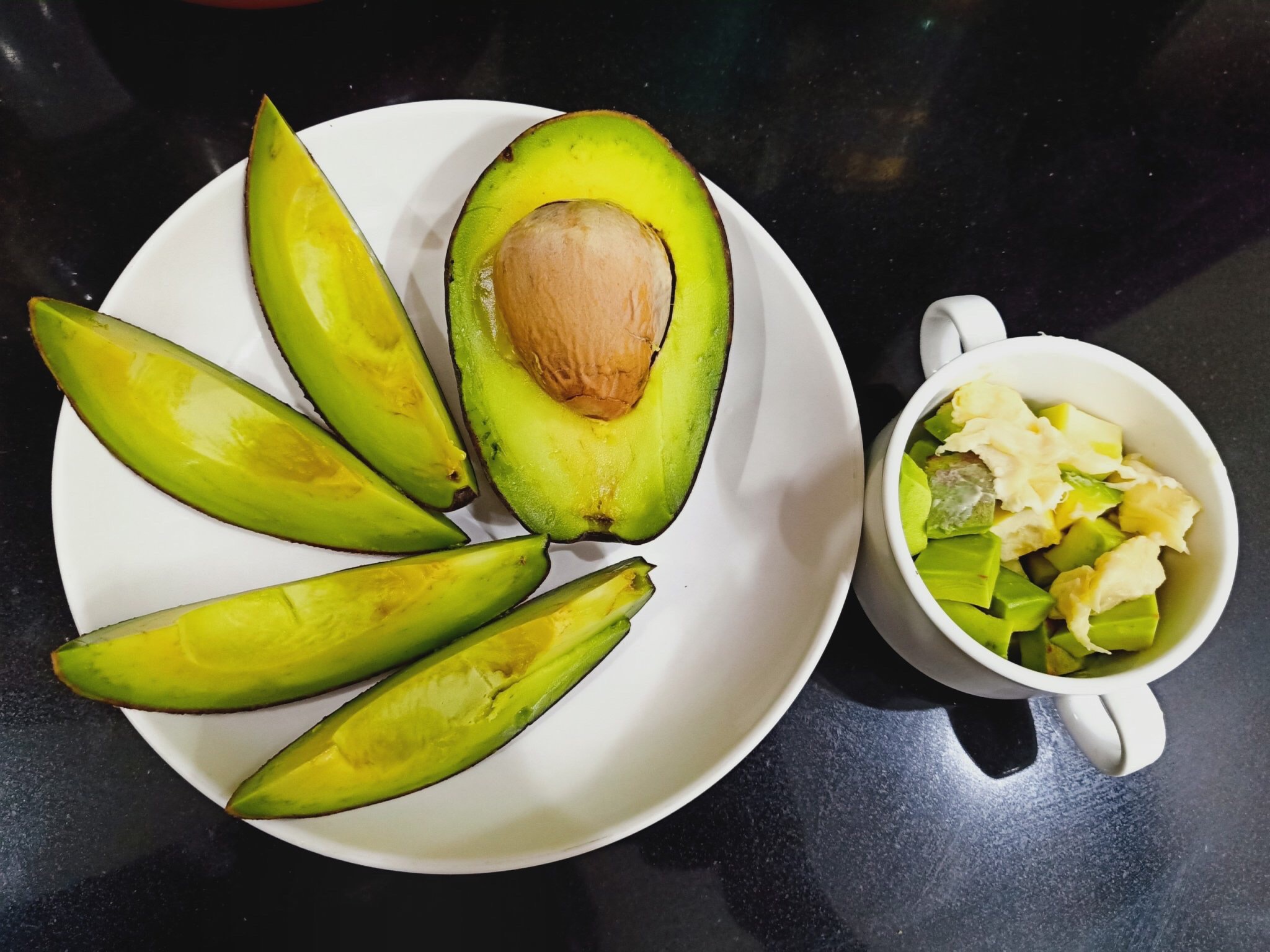 Lo ngại tóc rụng, tóc mỏng, yếu, nhưng bạn có biết loại trái cây giàu dinh dưỡng có lợi cho tóc? - Ảnh 1.