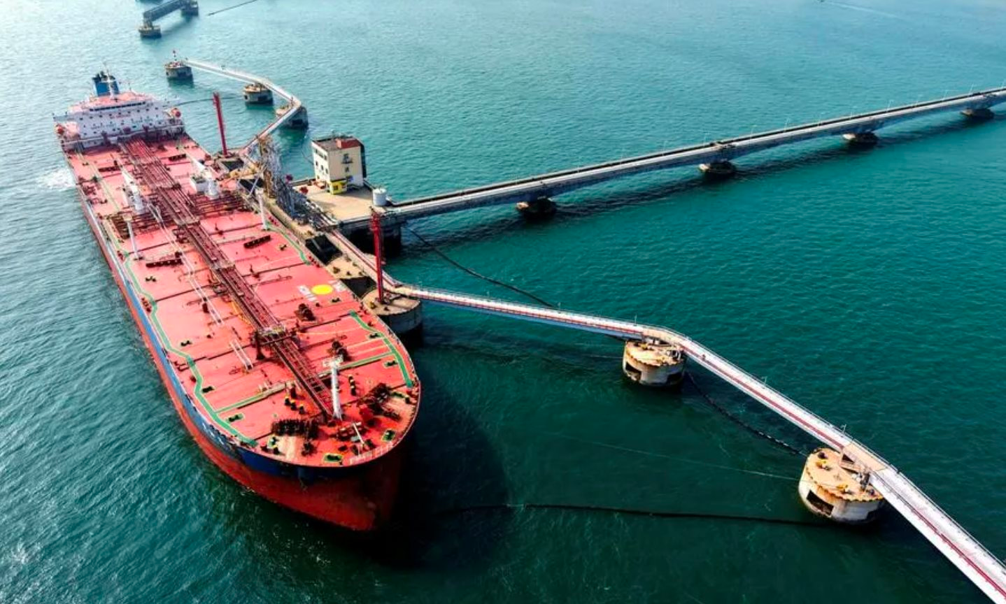 Lộ 'vị cứu tinh' dầu cho Đông Nam Á, vừa mang 100.000 thùng nhiên liệu sang Việt Nam- Ảnh 1.