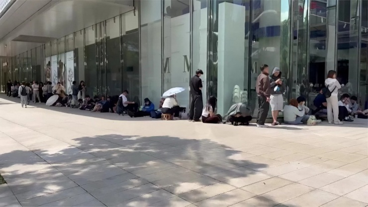 Nhiều người xếp hàng dài chờ đợi để được mua chiếc bánh "hot". Ảnh: Yahoo News