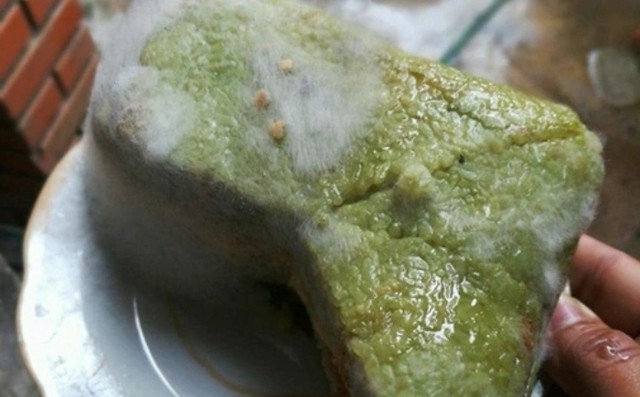 Điểm rủi ro là mốc không chỉ nằm ở mảng nhìn thấy vì hệ sợi nấm có thể lan sâu trong cấu trúc bánh.