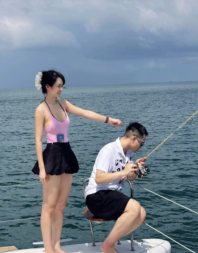 Loạt ảnh thân mật của Á hậu 9x và bạn trai thiếu gia- Ảnh 7. Loạt ảnh thân mật của Á hậu 9x và bạn trai thiếu gia- Ảnh 7.