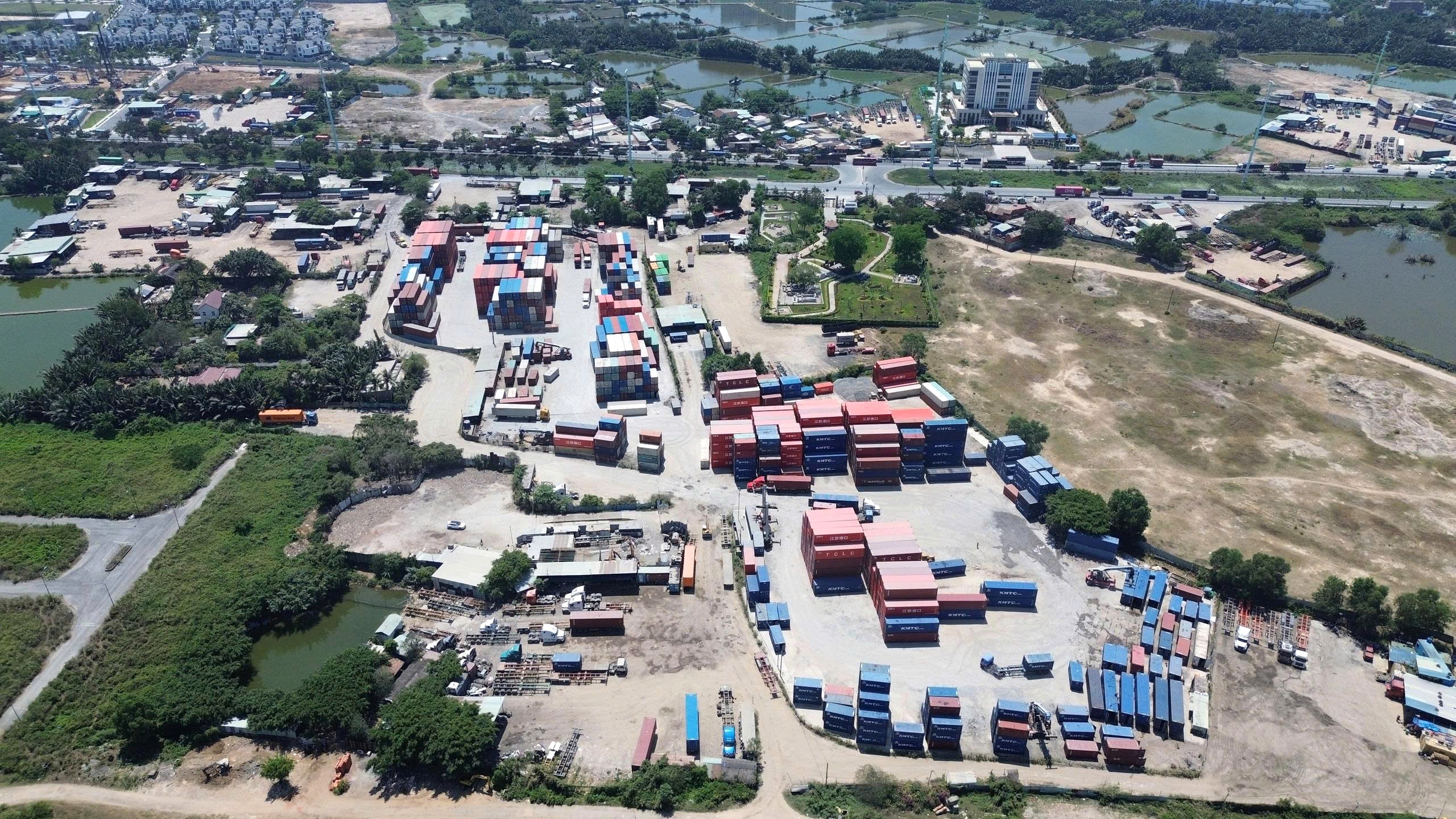 Loạt bãi xe container gây tắc nghẽn đường Võ Chí Công: Có đủ chuẩn pháp lý quy hoạch, kinh doanh? - Ảnh 1.