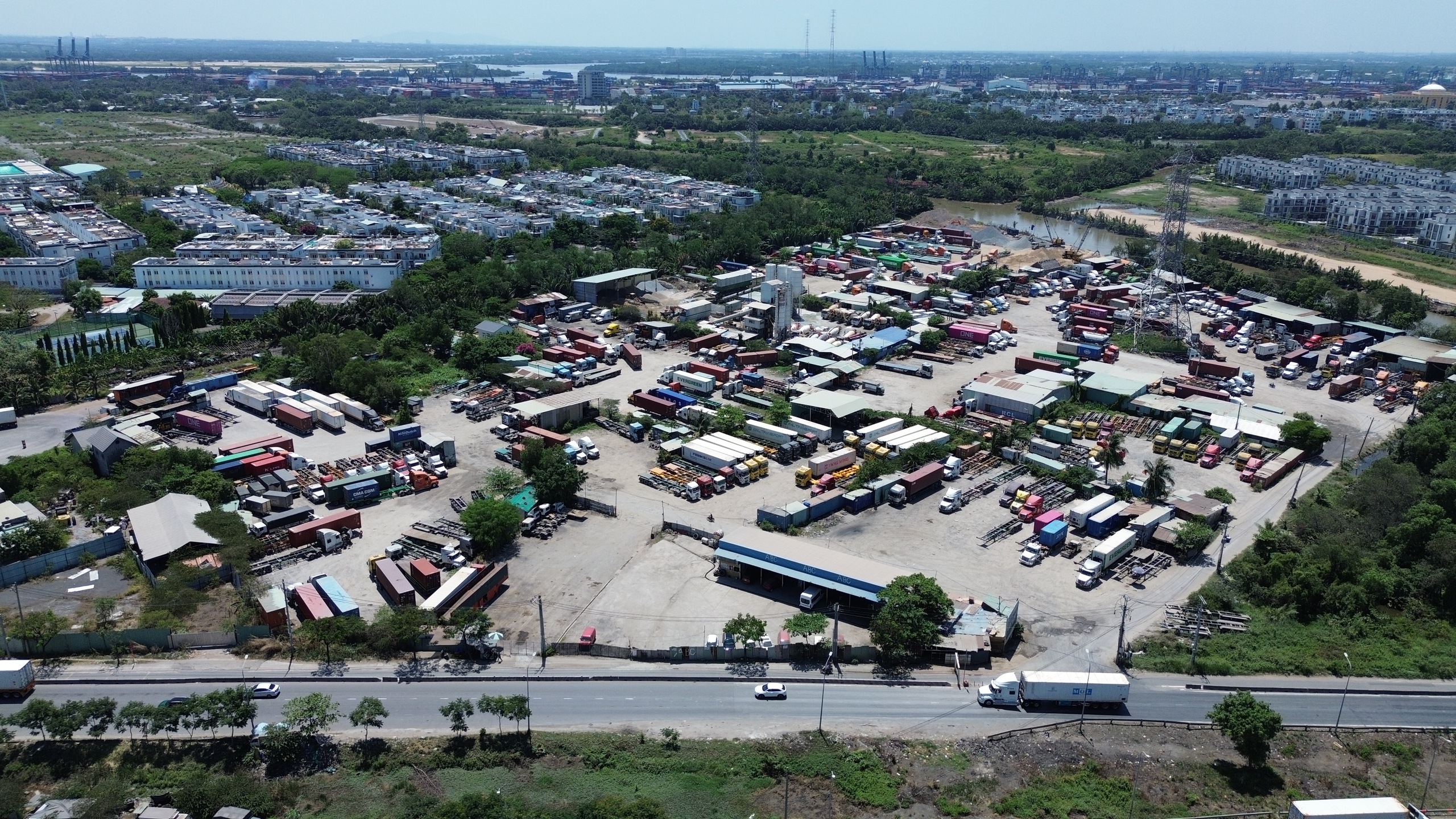 Loạt bãi xe trái phép đường Võ Chí Công: Không lẽ bó tay?- Ảnh 2.