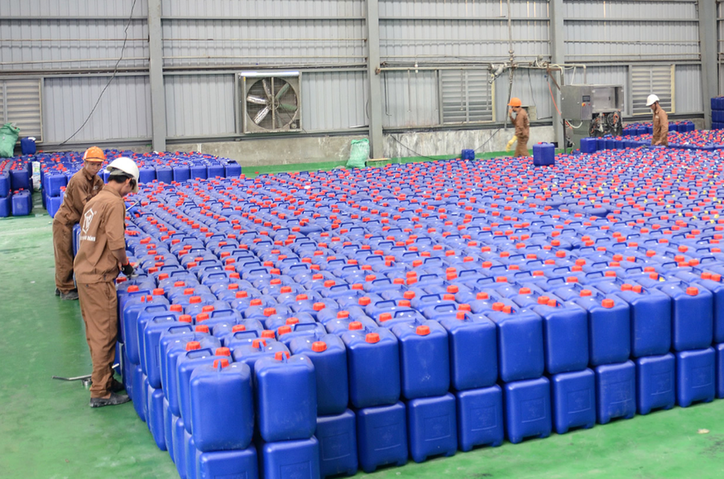 Loạt biến động tại Hóa chất Đức Giang sau khi cha con chủ tịch bị bắt - 2