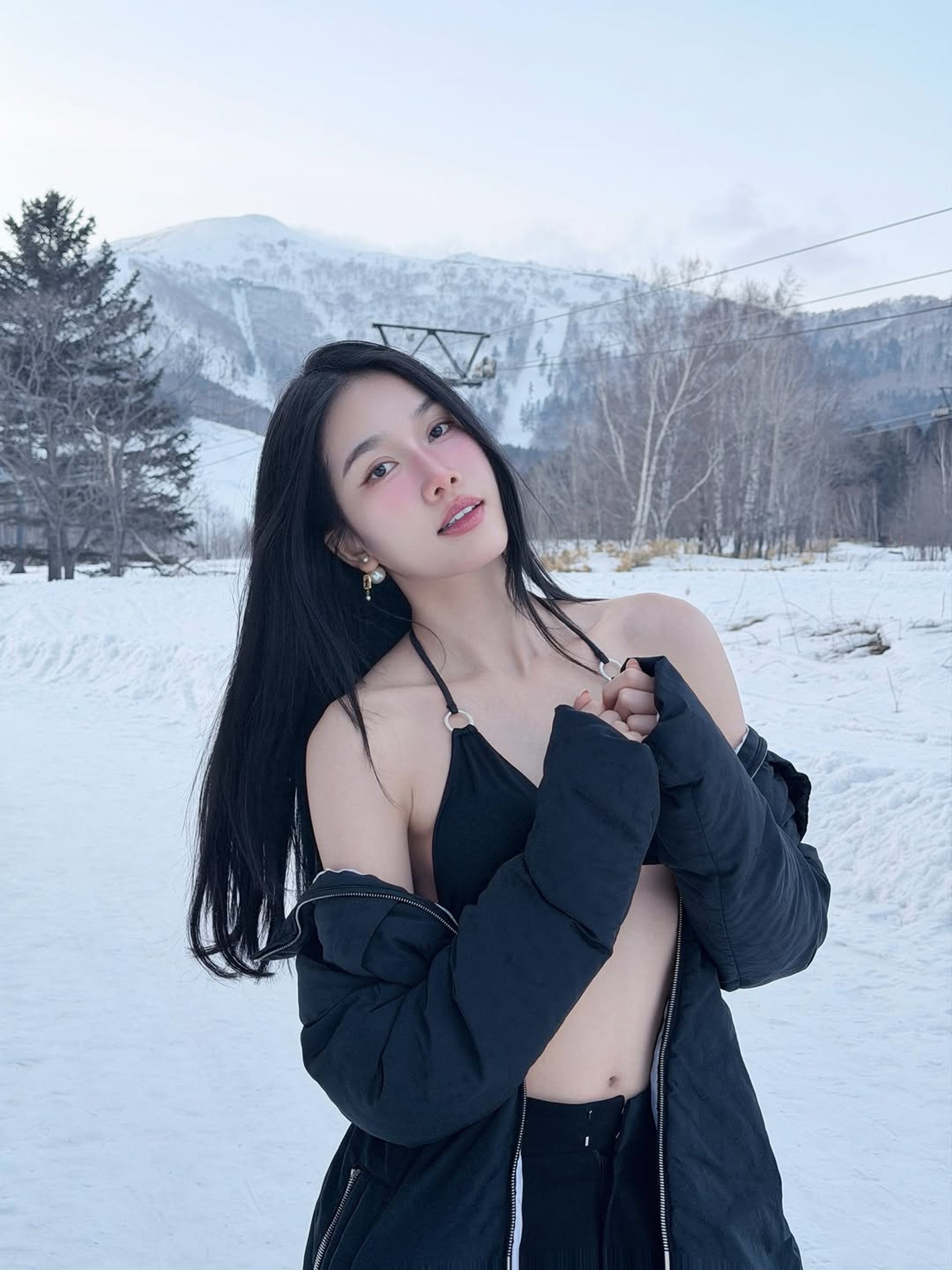 Loạt mỹ nhân Việt chuộng mốt mặc bikini táo bạo giữa tuyết trắng xóa - 1