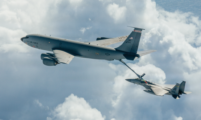Máy bay KC-135 tiếp dầu cho tiêm kích F-15 Mỹ ở ngoài khơi Hawwaii hồi tháng 1. Ảnh: USAF
