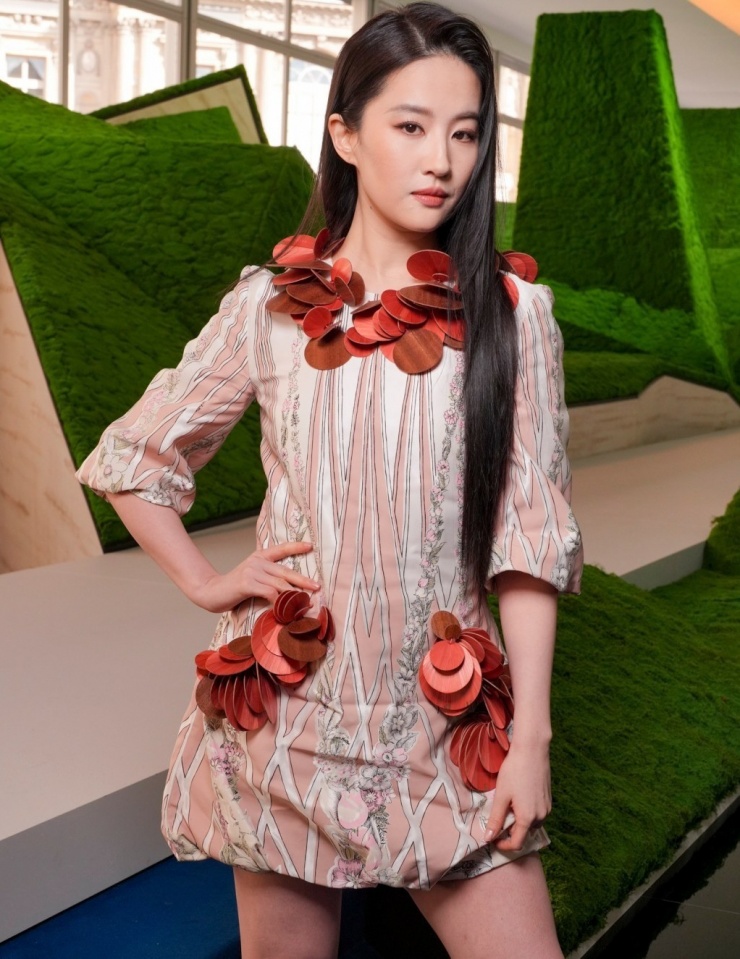 Hôm 10/3, Lưu Diệc Phi được mời tới dự show Louis Vuitton. Cô diện bộ váy chữ A với điểm nhấn là các chuỗi sequin khổng lồ. Theo phân tích dữ liệu từ nền tảng Lefty và Launchmetrics, sự xuất hiện của Lưu Diệc Phi đã đem về hơn 8 triệu USD (210 tỷ đồng) giá trị truyền thông cho nhà mốt. Tuy nhiên, diện mạo của người đẹp Hoa ngữ lại gây tranh cãi. Nhiều ý kiến tỏ ra thất vọng, chê bộ cánh diêm dúa và lỗi thời, cách trang điểm và làm tóc tẻ nhạt. Một bộ phận người hâm mộ khác cho rằng bộ cánh trông đáng yêu, giúp cô trở nên khác biệt giữa dàn sao hạng A ở sự kiện. Ảnh: WWD