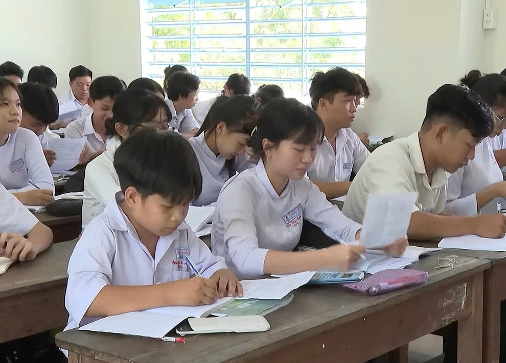 “Lời hẹn 10 năm với bà nội” của nam sinh mồ côi khiến dân mạng rơi nước mắt - 2