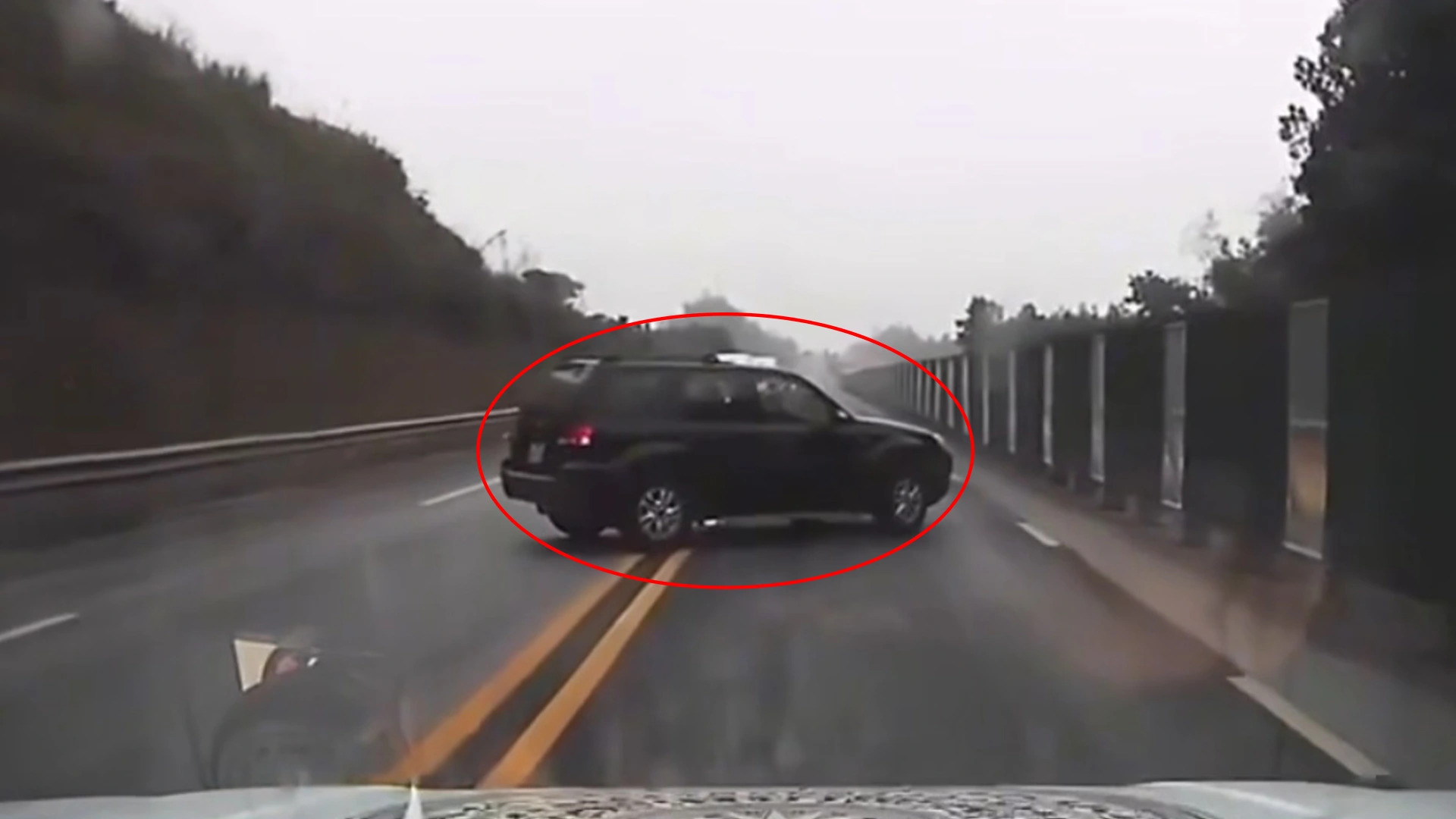 Tài xế lưu ý: Lỗi quay đầu xe sai quy định có thể phạt đến 40 triệu - Ảnh 1.