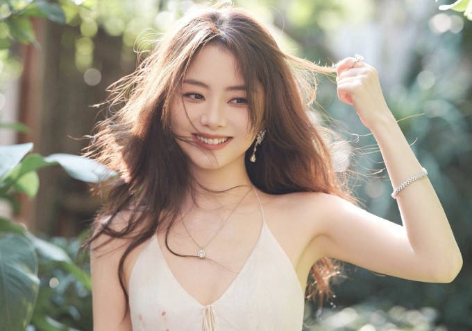 Đàm Tùng Vận được khen ngợi trẻ trung hơn tuổi thật. Ảnh: Weibo