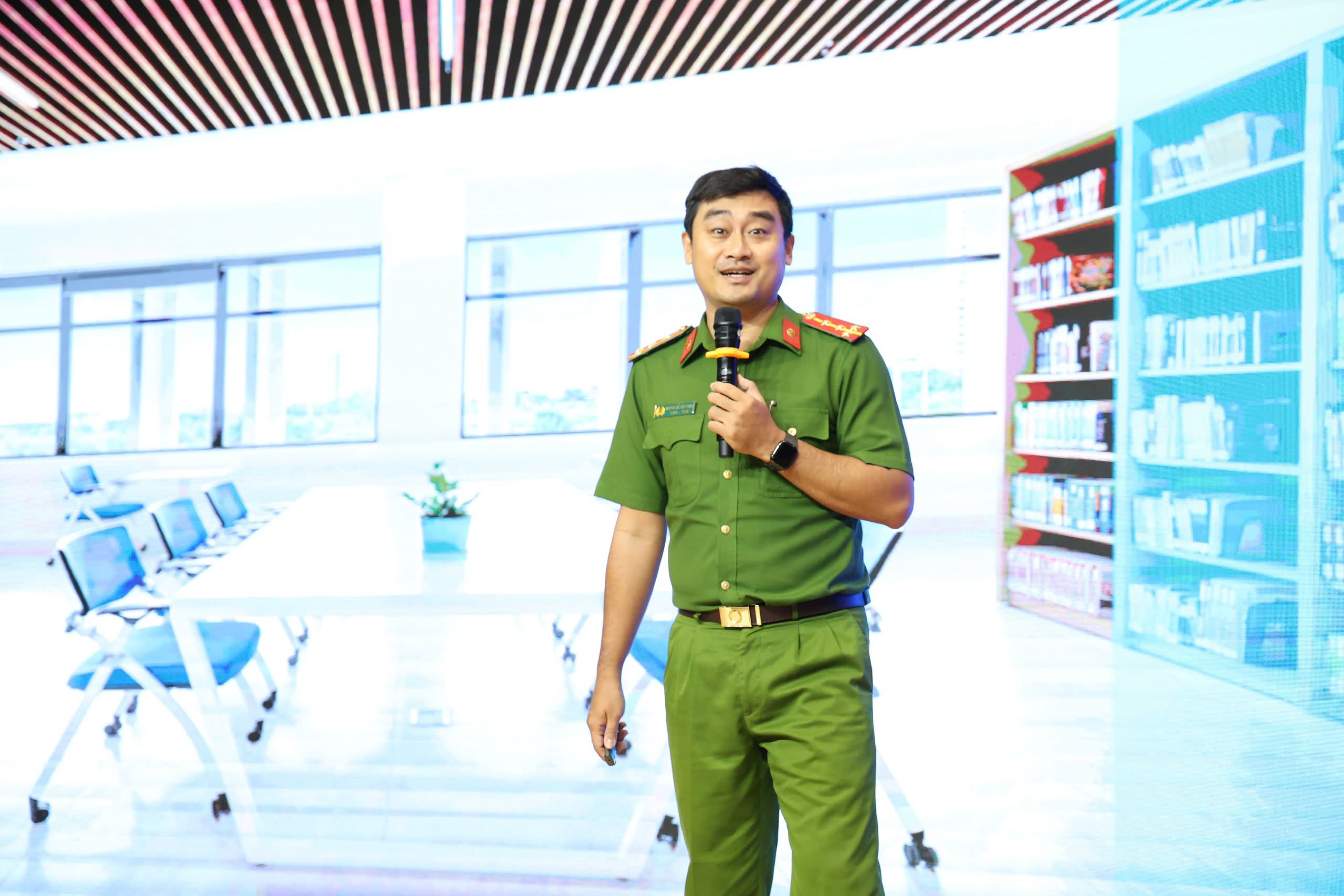 Lừa đảo trực tuyến: Giới trẻ dễ sa bẫy, bị tội phạm lợi dụng vì 'tâm lý mong manh' - Ảnh 1.