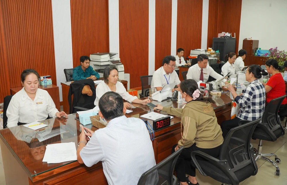 Cán bộ ở TP.HCM hướng dẫn người dân làm thủ tục hành chính. Ảnh: PHẠM HẢI P3-luat-do-thi-dac-biet-can-bo-pham-hai.JPG