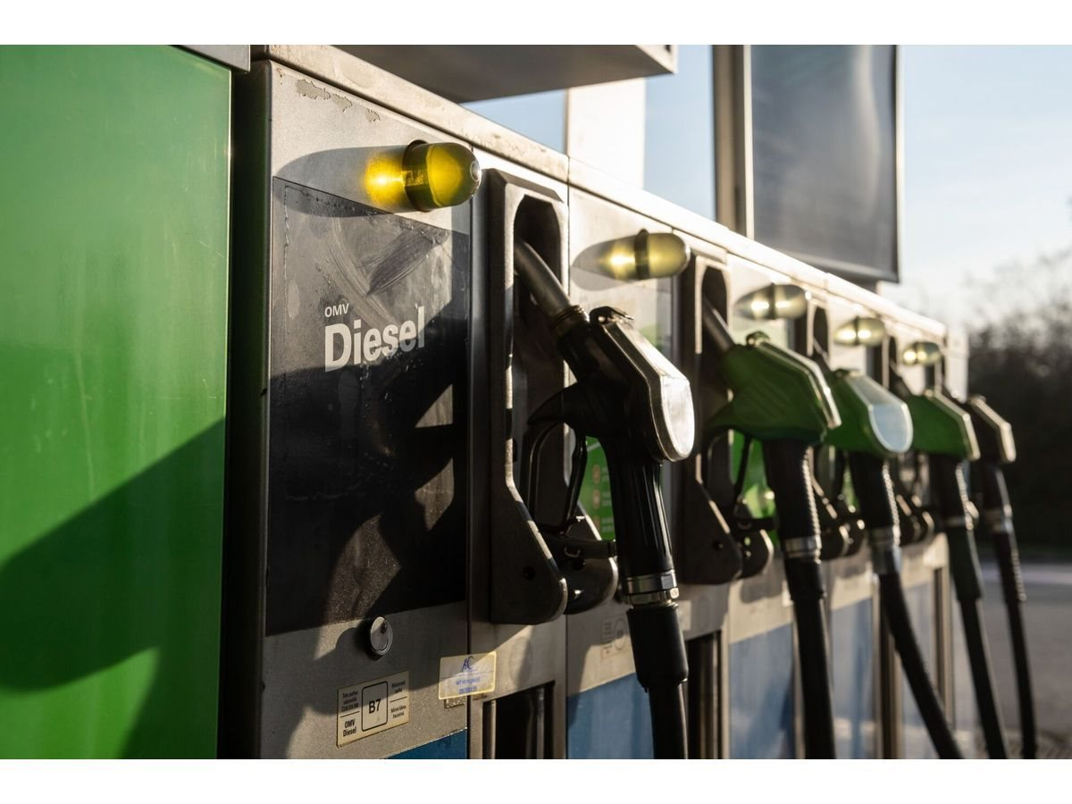 Đang trên đường tới châu Âu, loạt tàu chở 1,2 triệu thùng dầu đột ngột chuyển hướng giữa biển: 'Lục địa già' chuẩn bị đón tin xấu- Ảnh 1.