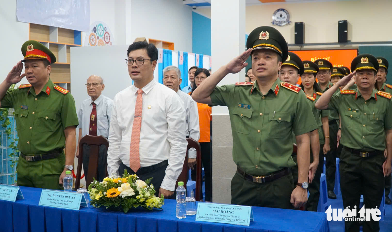 Lực lượng vũ trang TP.HCM trang nghiêm tham gia bầu cử 1 Lực lượng vũ trang TP.HCM trang nghiêm tham gia bầu cử - Ảnh 1.