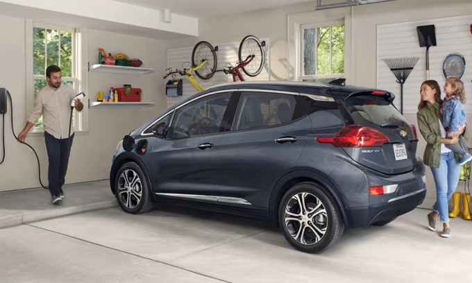Xe điện Chevrolet Bolt EV sạc tại nhà. Ảnh: Chevrolet