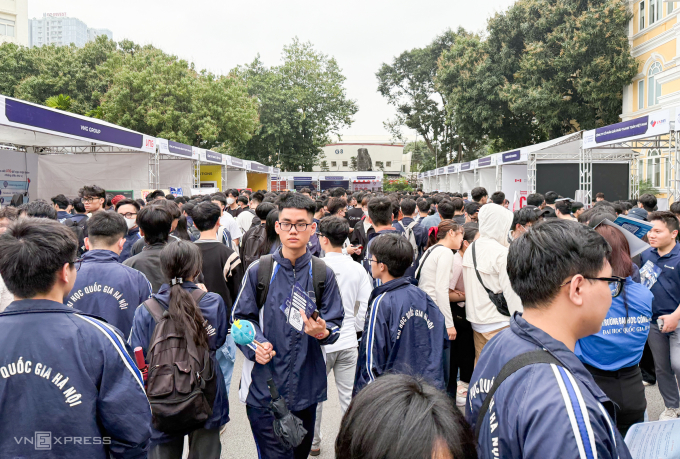Hàng nghìn sinh viên trường Đại học Công nghệ đến ngày hội việc làm ngày 21/3. Ảnh: Dương Tâm