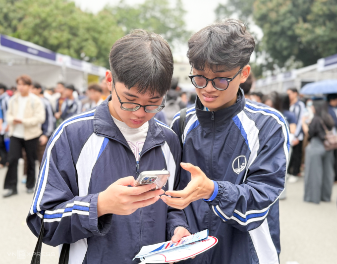 Sinh viên trường Đại học Công nghệ, Đại học Quốc gia Hà Nội tham gia ngày hội việc làm, hôm 21/3. Ảnh: Dương Tâm