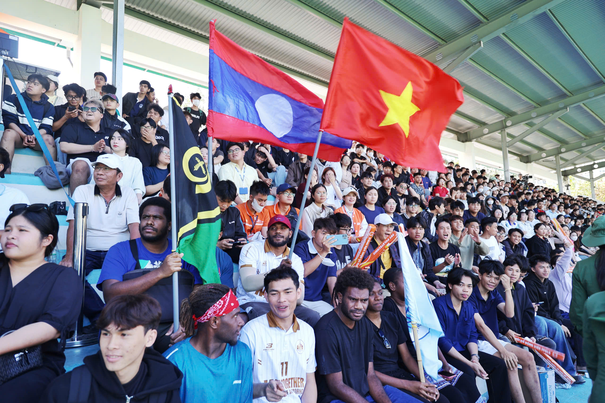 Lưu học sinh quốc tế cũng ‘bùng nổ’ trên khán đài TNSV THACO Cup 2026- Ảnh 1.