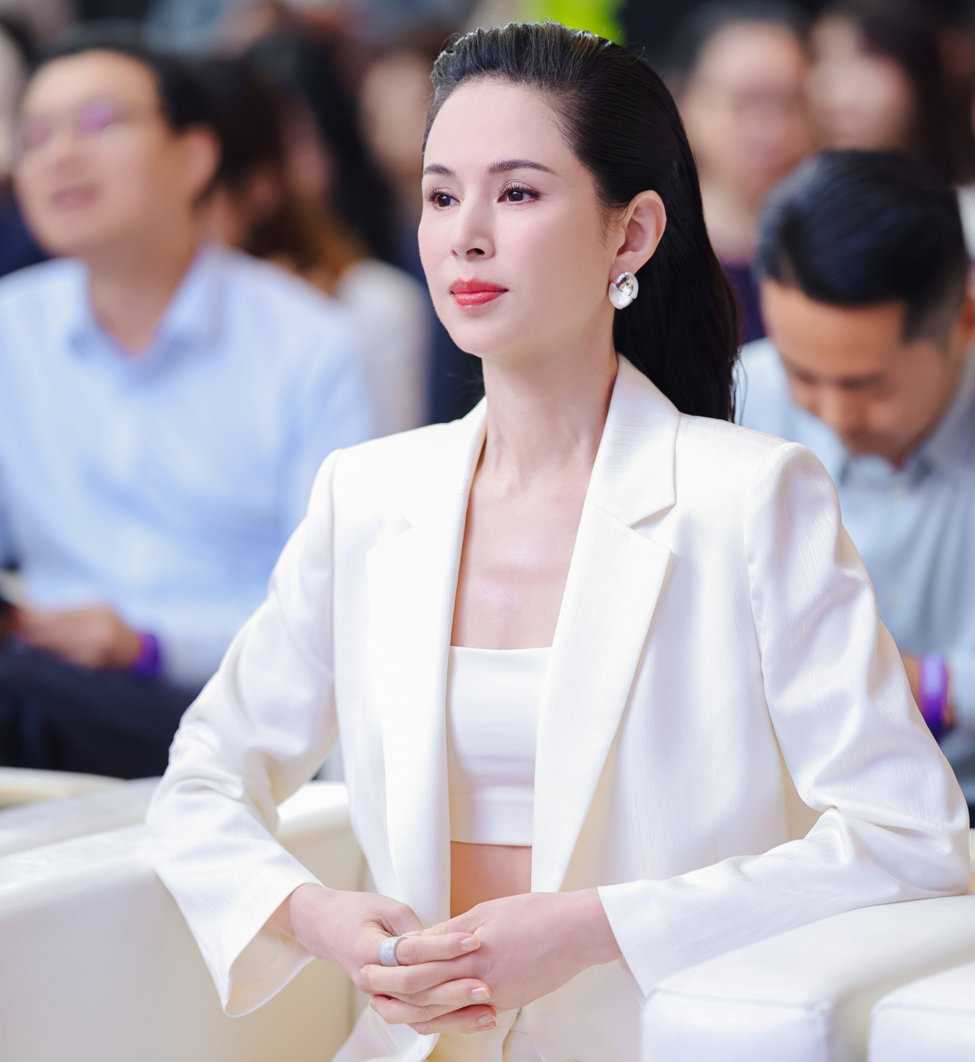 Nhan sắc khó tin của Tiểu Long Nữ đẹp nhất màn ảnh, càng nhìn càng không thấy giống con người- Ảnh 2.