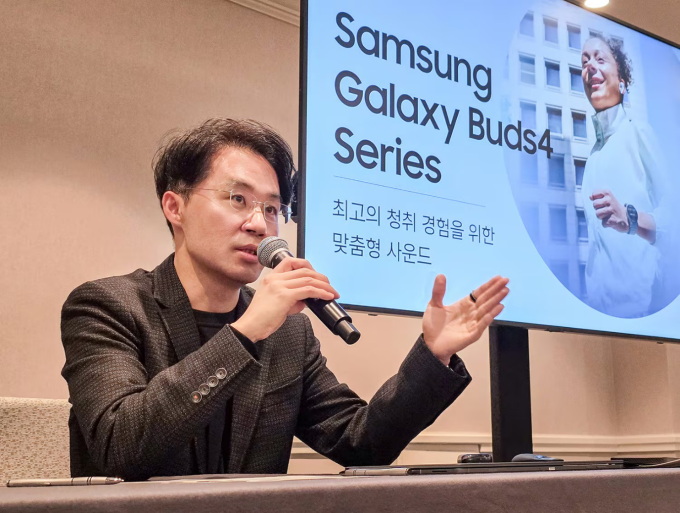 Ông Han-gil Moon trao đổi về các nâng cấp trên Galaxy Buds4 series. Ảnh: Samsung