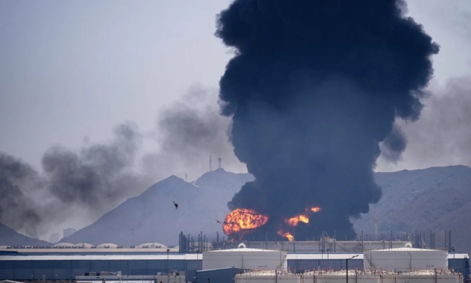 Khói lửa bốc lên sau khi mảnh vỡ từ một máy bay không người lái Iran bị đánh chặn rơi trúng cơ sở dầu mỏ ở Fujairah, UAE, hôm 14/3. Ảnh: AP