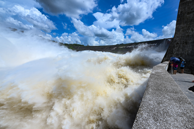 Thuỷ điện Hoà Bình xả lũ. Ảnh: Giang Huy