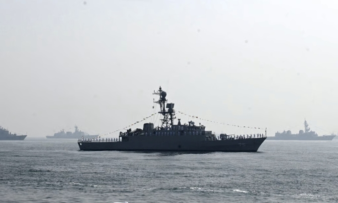 Chiến hạm IRIS Dena của Iran trên Vịnh Bengal hồi tháng 2. Ảnh: AP