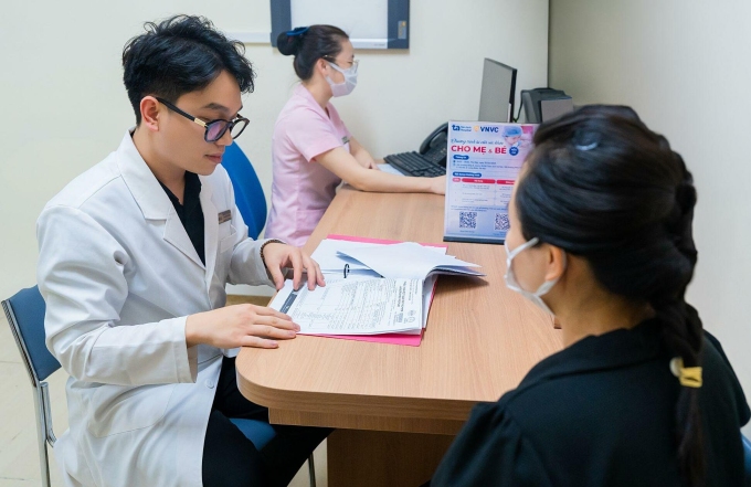 Bác sĩ Trung tâm Sản Phụ khoa đang tư vấn cho một phụ nữ. Ảnh: Bệnh viện Đa khoa Tâm Anh Hà Nội