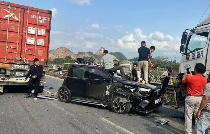 Xe bị đâm từ phía sau, quay ngược đầu trên cao tốc, hầm Tam Điệp, địa phận phường Yên Sơn, hướng Thanh Hóa - Hà Nội, chiều 22/3.  Ảnh: Nguyễn Thiên