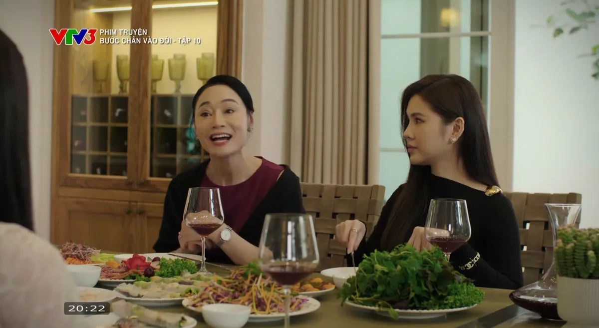 Dâu hào môn Vbiz biến phim trường thành sàn diễn: Chân dài vô cùng tận, cả tủ đồ bộ nào cũng sang- Ảnh 1.