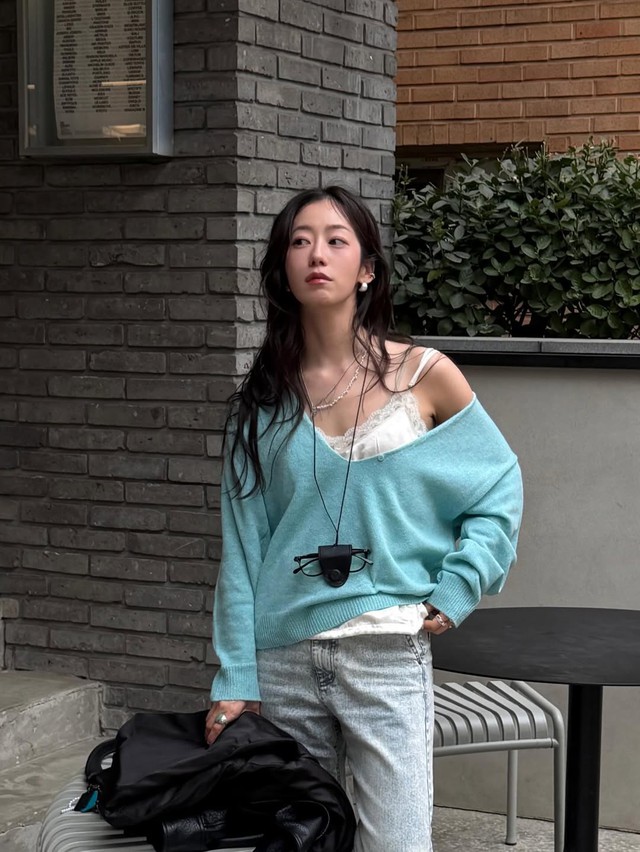 Mặc áo hai dây lụa xuống phố điệu đà, quyến rũ theo cách riêng- Ảnh 1. Mặc áo hai dây lụa xuống phố điệu đà, quyến rũ theo cách riêng- Ảnh 1.