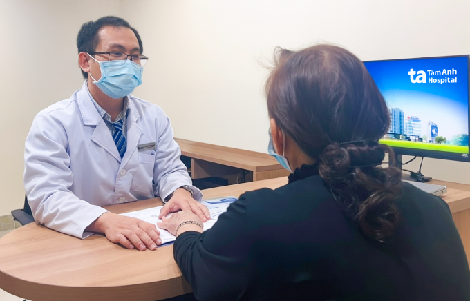 Khắp người bà Minh nổi mề đay khi ra gió. Ảnh: Bệnh viện Đa khoa Tâm Anh