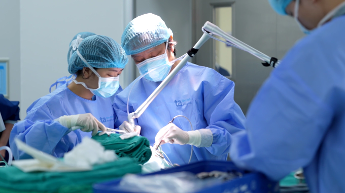 Các bác sĩ Bệnh viện Đa khoa Tâm Anh Hà Nội phẫu thuật loại bỏ khối u sùi mào gà vùng họng cho người bệnh. Ảnh: BVĐK Tâm Anh