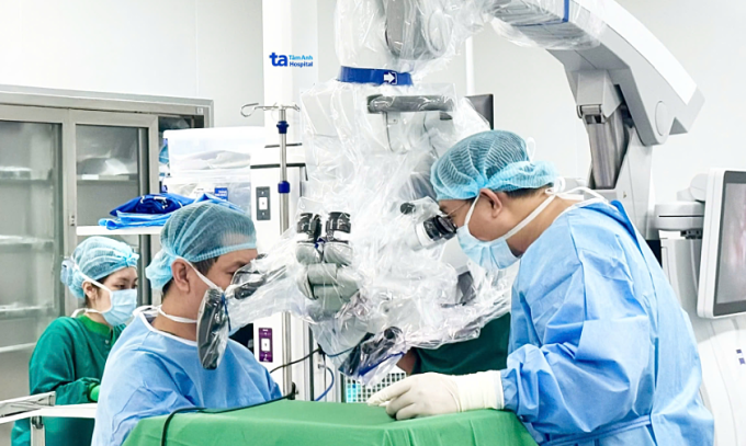 Các bác sĩ đang phẫu thuật giải ép vi mạch cho chị Thu bằng kính vi phẫu K.Zeiss Kinevo 900. Ảnh: Bệnh viện Đa khoa Tâm Anh