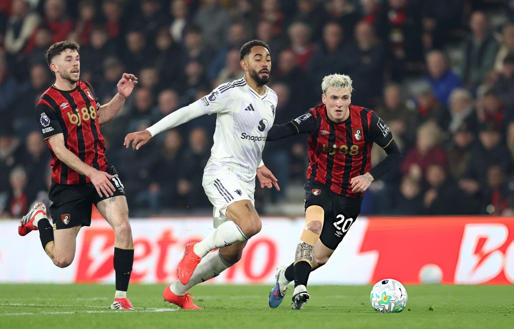 Maguire nhận thẻ đỏ, Man Utd đánh rơi chiến thắng trên sân Bournemouth - 1