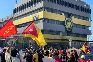 Fan Malaysia kéo đến trụ sở FAM phản ứng mạnh vụ 7 cầu thủ nhập tịch 'lậu' 