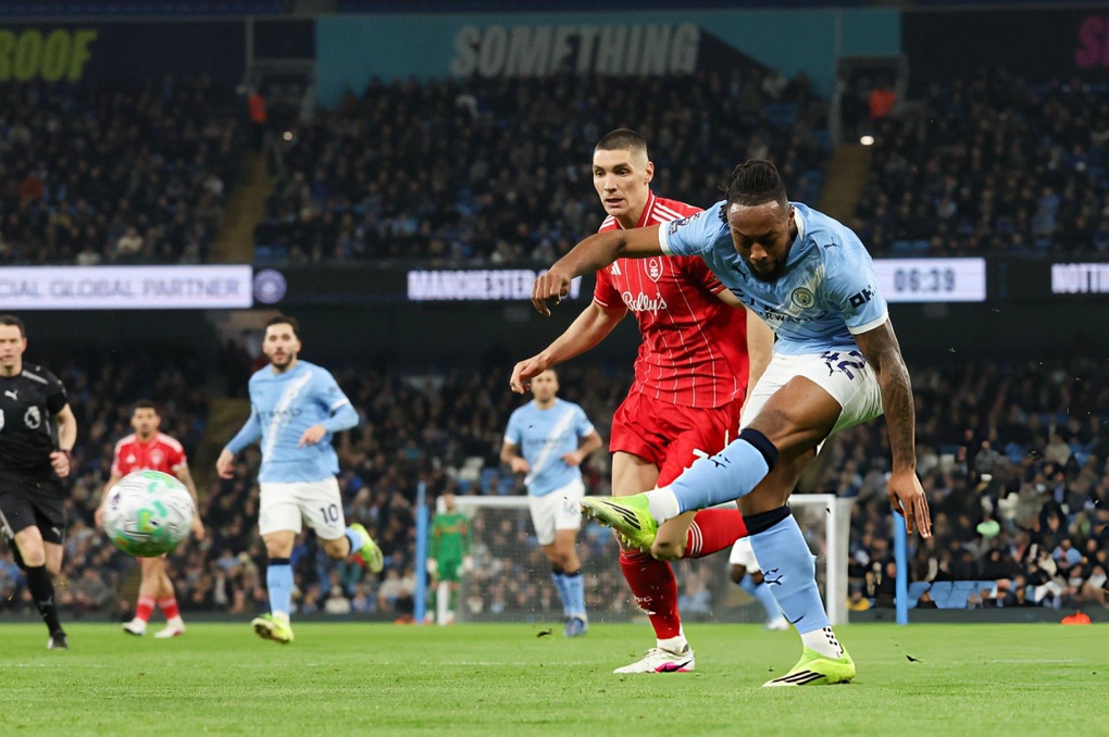 Man City đánh rơi chiến thắng, Arsenal rộng cửa vô địch - 1