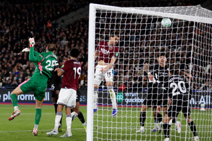 Konstantinos Mavropanos đánh đầu ấn định tỷ số trong trận West Ham hòa Man City 1-1 ở vòng 30 Ngoại hạng Anh trên sân vận động London ở Olympic Park Stratford, Lower Lea Valley, East End của London, Anh ngày 14/3/2026. Ảnh: AFP