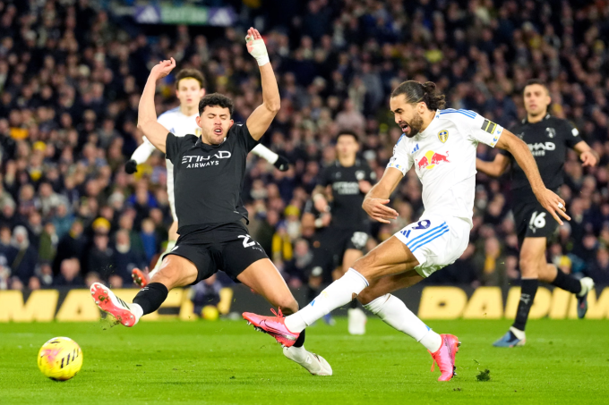 Matheus Nunes nỗ lực ngăn cú sút của Dominic Calvert-Lewin trong trận Man City thắng Leeds 1-0 ở vòng 28 Ngoại hạng Anh trên sân Elland Road, Beeston, Leeds, West Yorkshire, Anh ngày 28/1/2026. Ảnh: PA