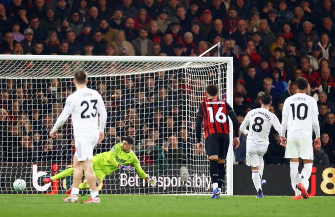 Bruno Fernandes đá phạt đền mở tỷ số trong trận Man Utd hòa Bournemouth 2-2 ở vòng 31 Ngoại hạng Anh trên sân Vitality, Boscombe, ngoại ô Bournemouth, Dorset, Anh ngày 20/3/2026. Ảnh: Shutterstock