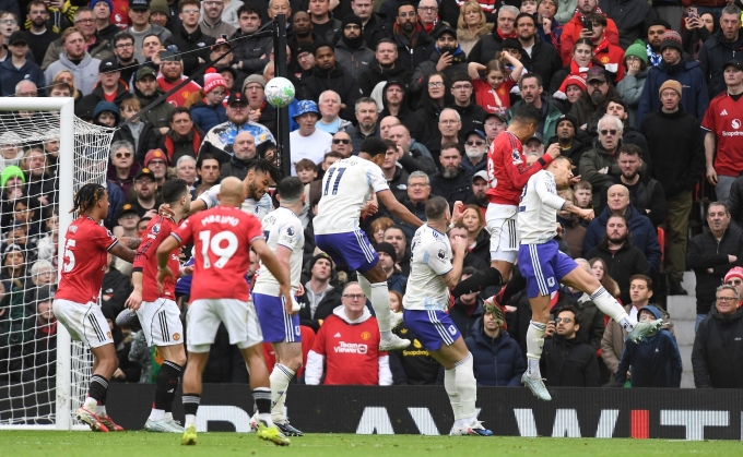 Tình huống Casemiro bật cao nhất để đánh đầu mở tỷ số cho Man Utd trong trận gặp Aston Villa trên sân Old Trafford, thành phố Manchester, Vương quốc Anh, vòng 30 Ngoại hạng Anh ngày 15/3/2026. Ảnh: Reuters