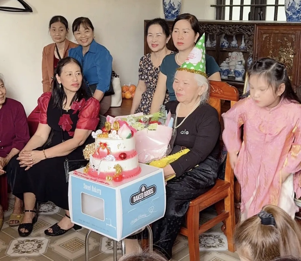 Màn chia vàng cho 4 cô con gái, 5 con dâu của cụ bà 90 tuổi ở Ninh Bình  - 1