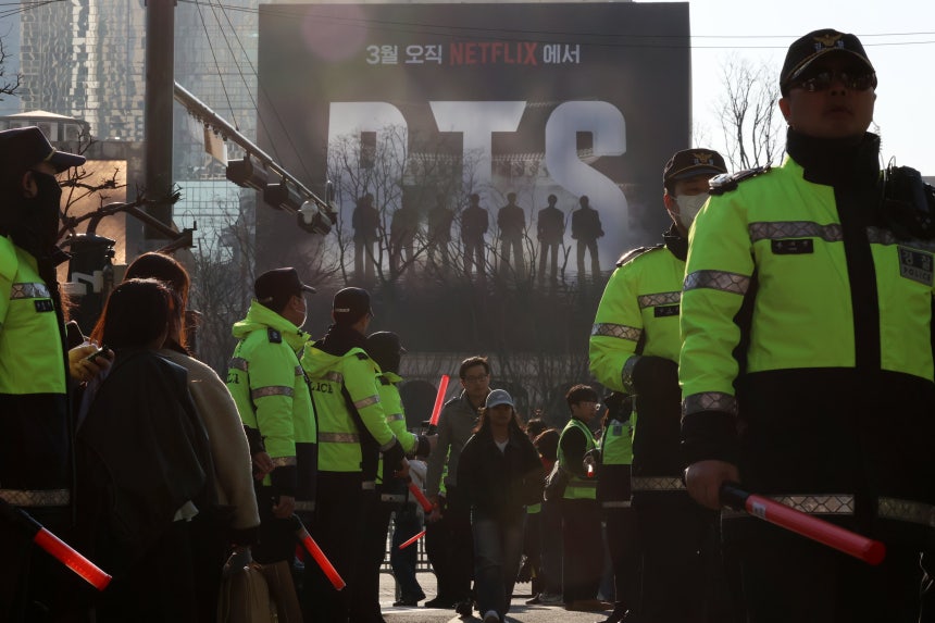 Sự thật về con số 260.000 người sẽ dự concert của BTS!- Ảnh 3. Sự thật về con số 260.000 người sẽ dự concert của BTS!- Ảnh 3.