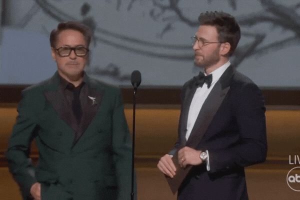 Màn tặng đồ lót trên sân khấu gây tranh cãi nhất Oscar 2026- Ảnh 2.